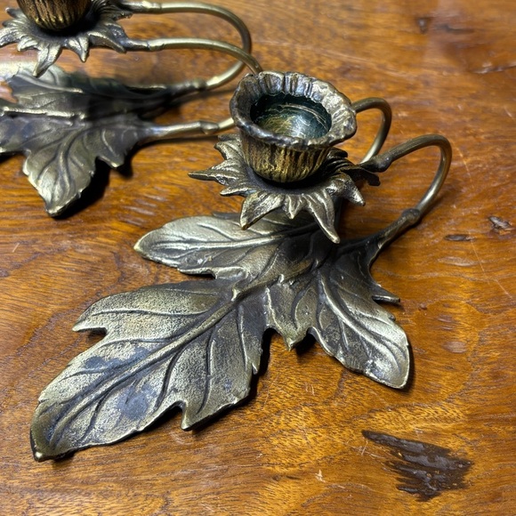 Set of two intricate leaf brass candlestick holders - Picture 2 of 6